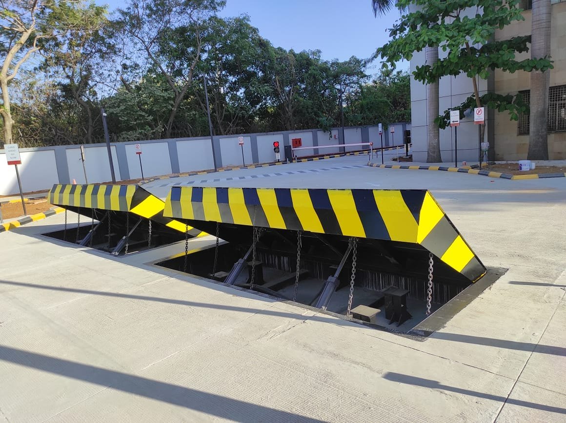 Hydraulic Road Blocker